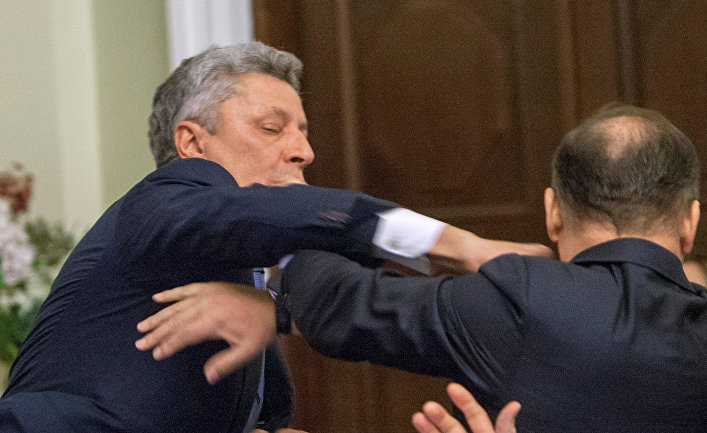 Драка между Юрием Бойко и Олегом Ляшко в парламенте Украины