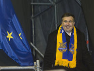 Ситуация на Украине Экс-президент Грузии Михаил Саакашвили, который прибыл на Украину в составе группы европейских парламентариев, со сторонниками евроинтеграции на площади Независимости