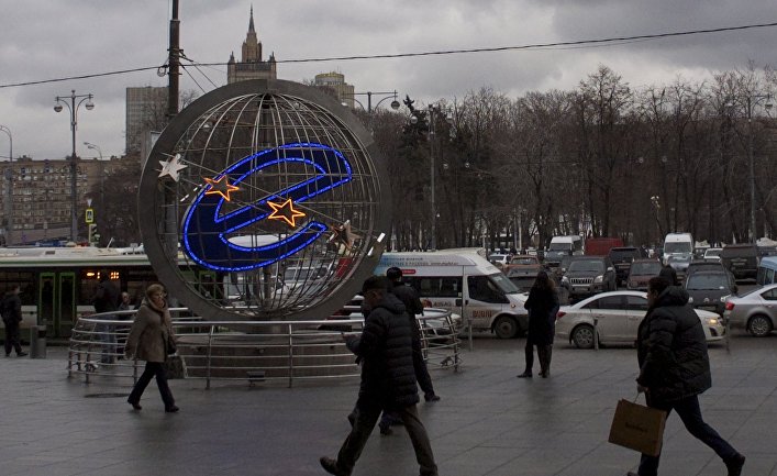 Вращающаяся буква «е» на площади перед ТЦ «Европейский» в Москве