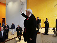 Избранный президент США Дональд Трамп в фойе Нью-Йорк-Таймс-билдинг Избранный президент США Дональд Трамп в фойе Нью-Йорк-Таймс-билдинг