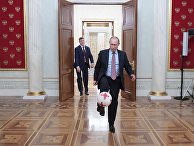 Президент РФ Владимир Путин с мячом после встречи в Кремле Президент РФ Владимир Путин с мячом после встречи в Кремле
