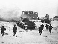 Советские бойцы атакуют немецкий опорный пункт в Сталинграде Советские бойцы атакуют немецкий опорный пункт в Сталинграде