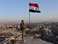 Военный сирийской армии на крыше здания в Алеппо