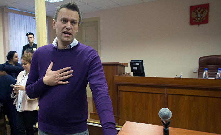 Алексей Навальный реагирует во время судебного заседания в Кирове