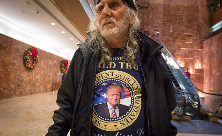 Сторонник Дональда Трампа в холле башни Трампа