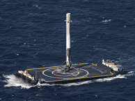 Посадка первой ступени ракеты Falcon 9 компании SpaceX на платформу в Атлантическом океане Посадка первой ступени ракеты Falcon 9 компании SpaceX на платформу в Атлантическом океане