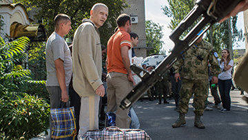 Пленные бойцы вооруженных сил Украины перед процедурой передачи украинской стороне в Донецке