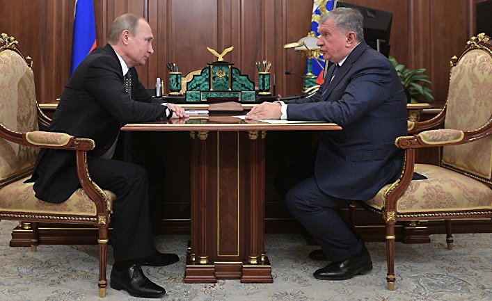 Президент РФ Владимир Путин и главный исполнительный директор ПАО "НК "Роснефть" Игорь Сечин