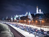 Автомобильное движение на Кремлевской набережной в Москве Автомобильное движение на Кремлевской набережной в Москве