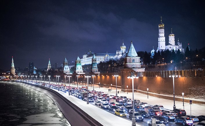 Автомобильное движение на Кремлевской набережной в Москве