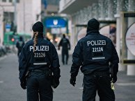Сотрудники полиции недалеко от места теракта в Берлине Сотрудники полиции недалеко от места теракта в Берлине