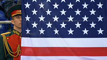 Российский военный в почетном карауле у флага США