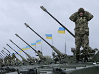 Украинские солдаты готовятся к встрече к Петром Порошенко на военной базе рядом с Житомиром Украинские солдаты готовятся к встрече к Петром Порошенко на военной базе рядом с Житомиром