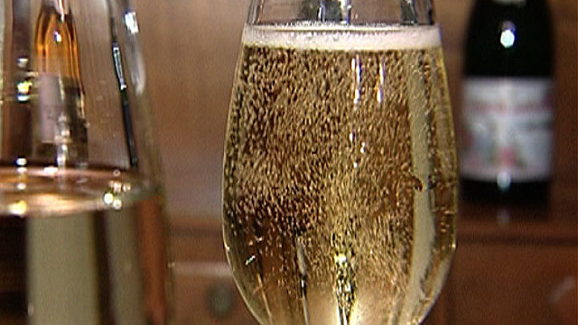 Шампанское в России: Париж надеется получить мораторий на исполнение российского закона (Le Monde, Франция)