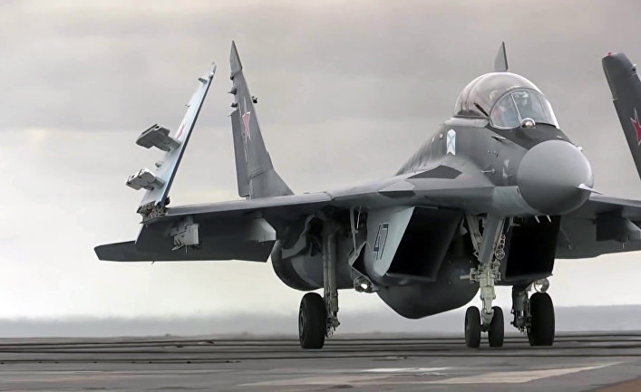 Многоцелевой истребитель МиГ-29 ВКС РФ перед взлетом с палубы тяжёлого авианесущего крейсера «Адмирал Кузнецов»