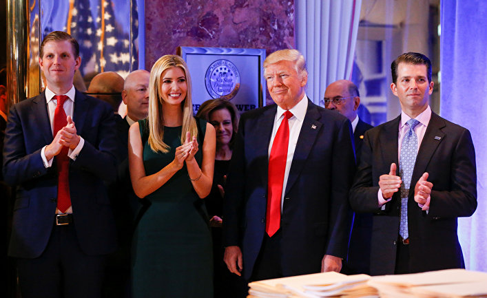 Избранный президент США Дональд Трамп с семьей на пресс-конференции в Нью-Йорке