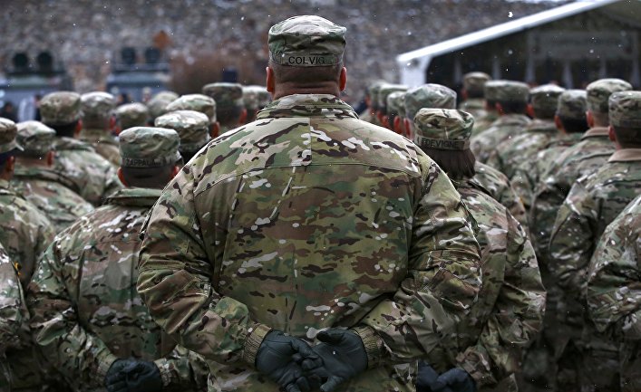 Солдаты армии США во время официальной церемонии в городе Жагань