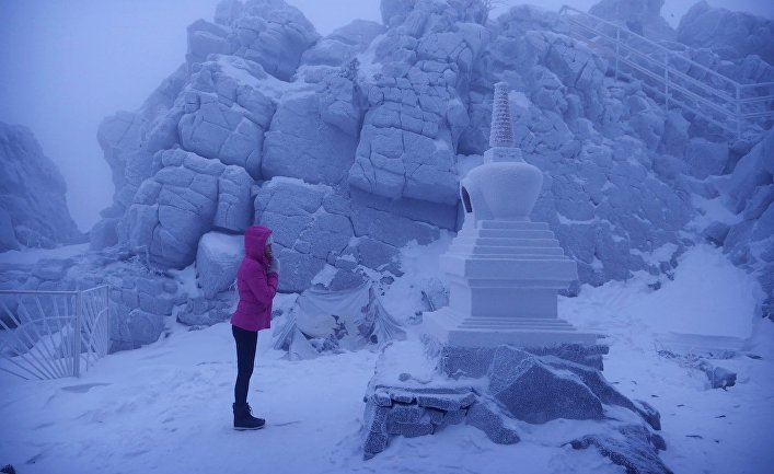 Юлия Гашева молится перед ступой