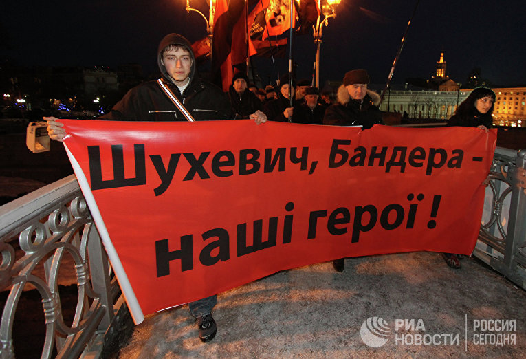 Участники факельного шествия в честь 60-летия гибели командира УПА Романа Шухевича. Архивное фото Участники факельного шествия в честь 60-летия гибели командира УПА Романа Шухевича. Архивное фото