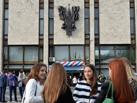 Студенты у здания МГИМО в Москве Студенты у здания МГИМО в Москве