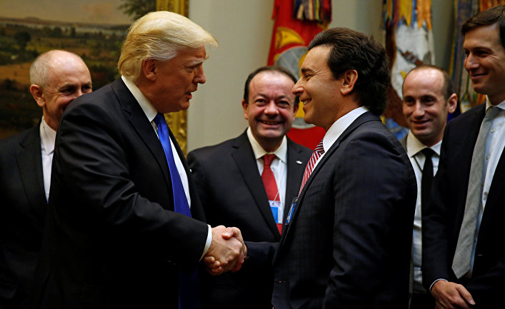 Президент США Дональд Трамп и генеральный директор Ford Motor Company Марк Филд