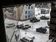 Украинские танки и автомобили миссии ОБСЕ во дворе многоквартирного дома в Авдеевке Украинские танки и автомобили миссии ОБСЕ во дворе многоквартирного дома в Авдеевке