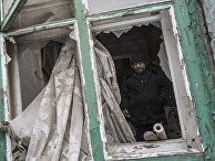 Мужчина в своем доме, поврежденном в результате обстрела Мужчина в своем доме, поврежденном в результате обстрела