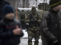 Украинский военнослужащий в гуманитарном штабе в Авдеевке Украинский военнослужащий в гуманитарном штабе в Авдеевке
