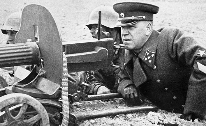 Маршал Советского Союза, четырежды Герой Советского Союза Георгий Константинович Жуков на полевых учениях.