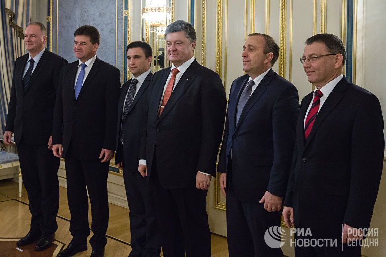 Президент Украины Петр Порошенко во время встречи в Киеве с министрами иностранных дел стран Вышеградской четверки