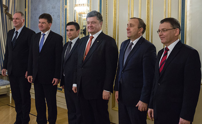 Президент Украины Петр Порошенко во время встречи в Киеве с министрами иностранных дел стран Вышеградской четверки