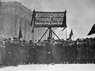 Манифестация на Невском проспекте в первые дни февральской буржуазно-демократической революции Манифестация на Невском проспекте в первые дни февральской буржуазно-демократической революции