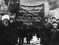 Демонстрация рабочих и солдат Петрограда. 25 октября (7 ноября) 1917 года Демонстрация рабочих и солдат Петрограда. 25 октября (7 ноября) 1917 года