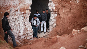 Местные жители в подземном бункере военной базы в Ливии