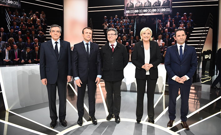 Участники предвыборных дебатов на французском телеканале TF1 (слева направо): Франсуа Фийон, Эммануэль Макрон, Жан-Люк Меланшон, Марин Ле Пен и Бенуа Амон . 20 марта 2017