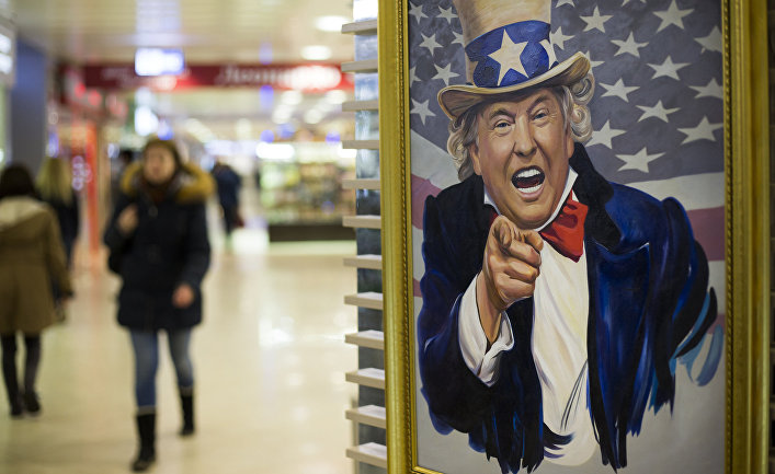 Карикатурное изображение президента США Дональда Трампа в торговом центре в Москве