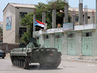 Танк с шиитскими повстанцами в городе Аден