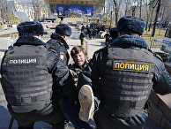 Полиция задерживает протестующих во время митинга в центре Москвы Полиция задерживает протестующих во время митинга в центре Москвы