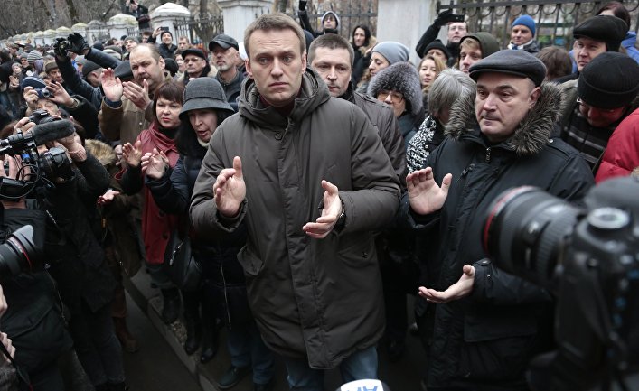 Политик Алексей Навальный у здания Замоскворецкого суда Москвы
