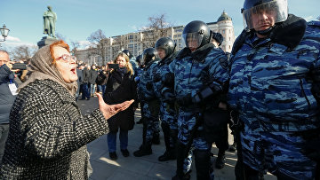 Полицейское оцепление на Пушкинской площади во время митинга в Москве