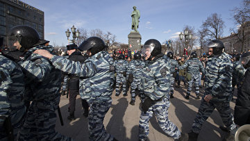Полицейское оцепление на Пушкинской площади во время митинга в Москве