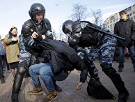 Полиция задерживает протестующих во время митинга в центре Москвы Полиция задерживает протестующих во время митинга в центре Москвы