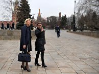 Кандидат в президенты Франции Марин Ле Пен во время осмотра территории Кремля перед встречей с президентом РФ Владимиром Путиным Кандидат в президенты Франции Марин Ле Пен во время осмотра территории Кремля перед встречей с президентом РФ Владимиром Путиным