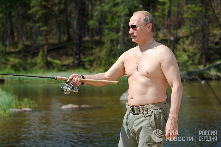 Президент России Владимир Путин во время рыбалки в Республике Тыва