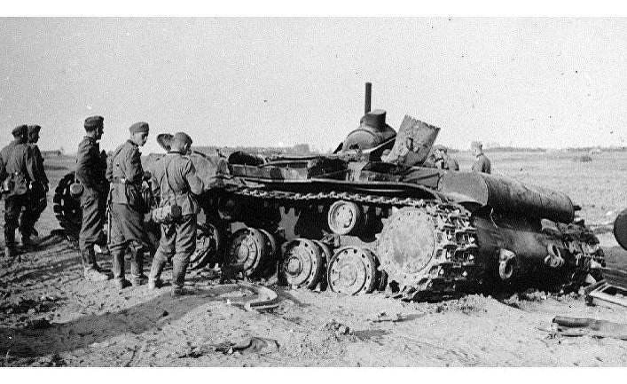 Немецкие солдаты рассматривают подбитый КВ-1. Район Каунаса, 1941