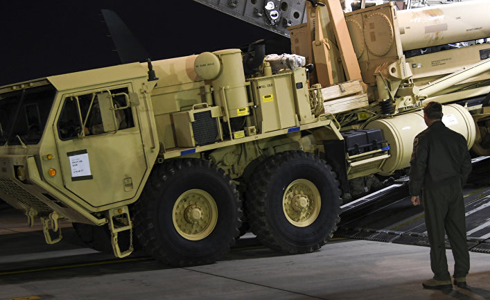 Грузовик с пусковыми установками американских ракетных комплексов THAAD на авиабазе в Южной Корее