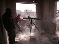 Боец оппозиции в удерживаемый мятежниками районе на восточной окраине сирийской столицы Дамаск Боец оппозиции в удерживаемый мятежниками районе на восточной окраине сирийской столицы Дамаск