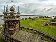Церковь Покрова Богородицы на территории государственного историко-архитектурного и этнографического музея-заповедника "Кижи" в Карелии Церковь Покрова Богородицы на территории государственного историко-архитектурного и этнографического музея-заповедника "Кижи" в Карелии