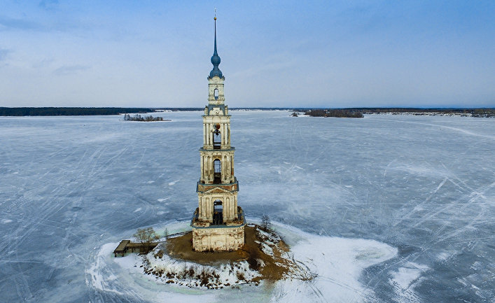 Затопленная водами Угличского водохранилища колокольня Никольского собора