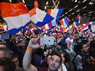 Сторонники кандидата в президенты Франции, лидера движения "En Marche" Эммануэля Макрона, в Париже. 23 апреля 2017 Сторонники кандидата в президенты Франции, лидера движения "En Marche" Эммануэля Макрона, в Париже. 23 апреля 2017
